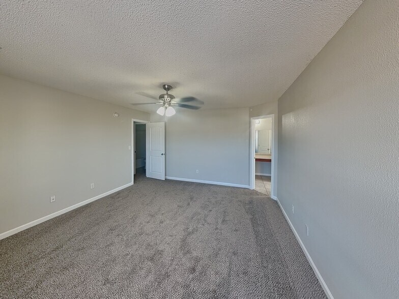 Building Photo - 10007 Branley Oak Dr