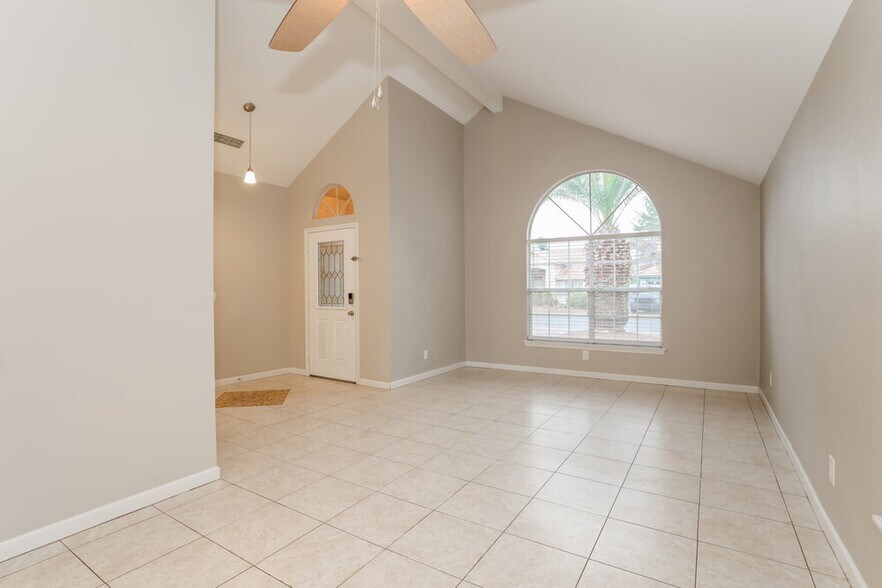 Building Photo - 707 W Mesquite St