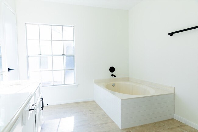 Building Photo - 22 Cottage Grove Pl