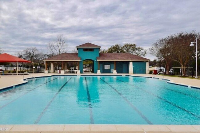 Building Photo - 1701 Logan Dr