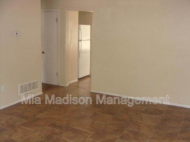 Building Photo - 1 Oak Forest Ln