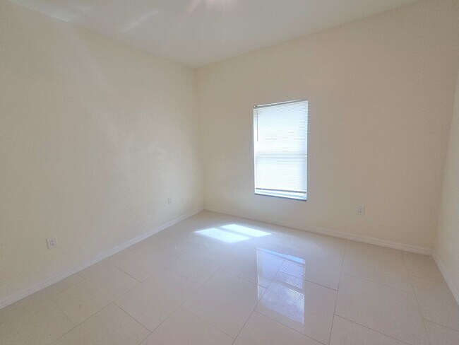 Building Photo - Cozy Two Bedroom, one bath house-Newer Con...