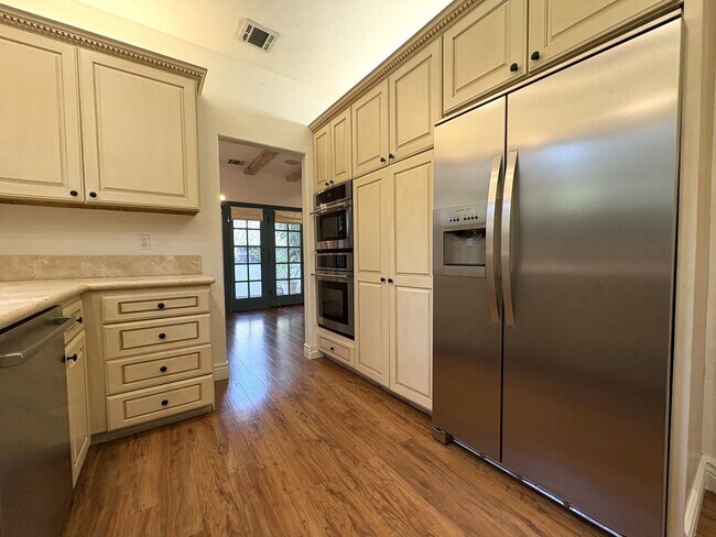 Building Photo - Spacious and Inviting 3-Bedroom, 2.5-Bath Townhome in the Heart of Menlo Park