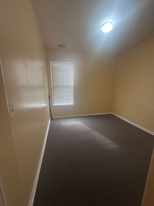 Building Photo - Bannon Crossings 3-bed, 2-bath Ranch