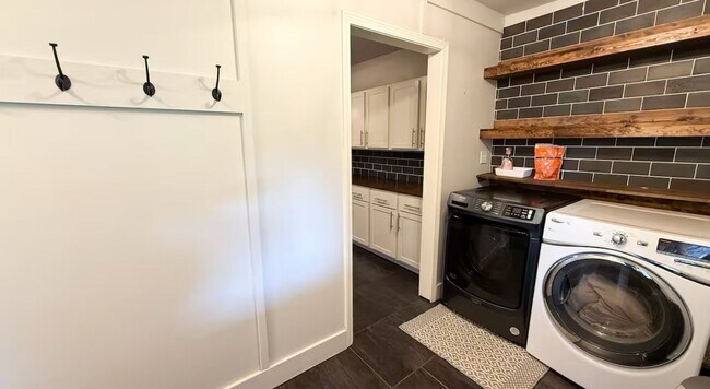 Building Photo - MOVE IN READY!!