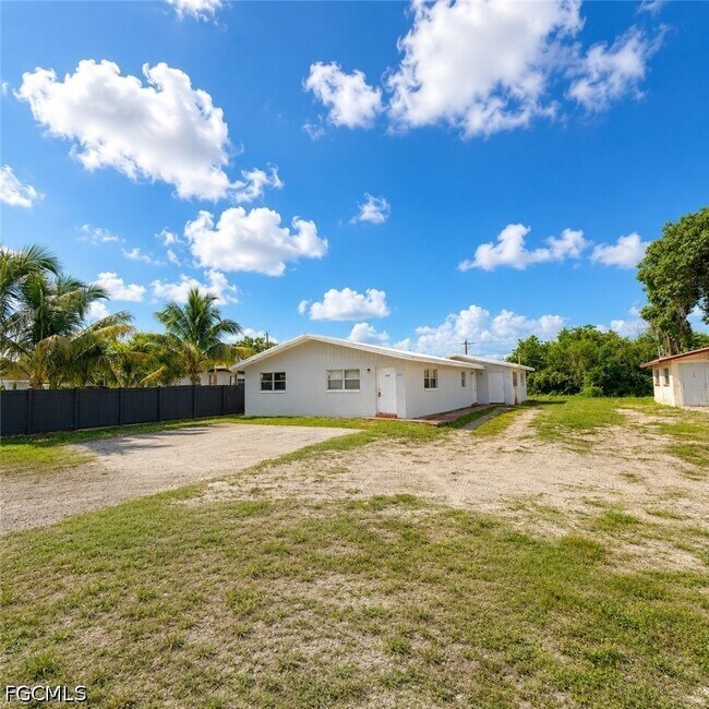 Building Photo - 1572 Cypress Dr