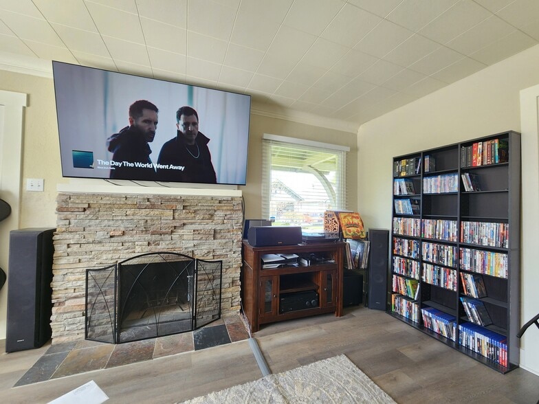 Living Room - 811 N Junett St