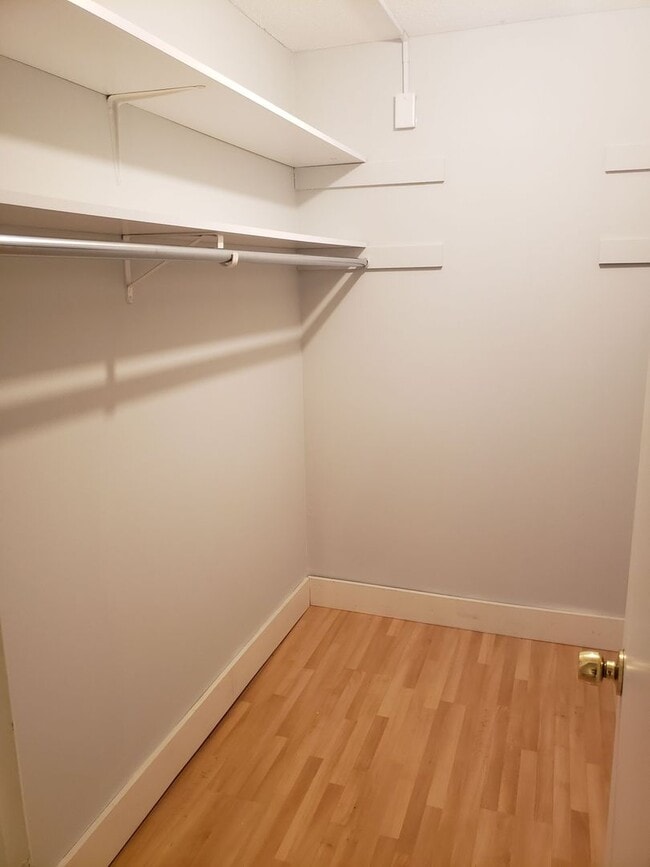 Building Photo - Comfortable 2-Bedroom Condo Near Lake Minnetonka – Private Deck & Resort-Style Amenities