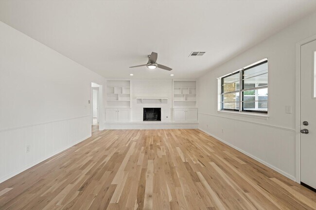 Building Photo - Modern Details and Interiors to a sought-a...