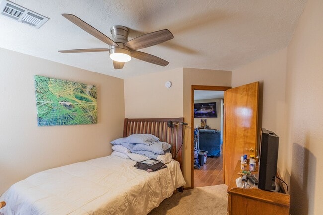 Building Photo - Beautiful 4 Bedroom 2 Bath Home!