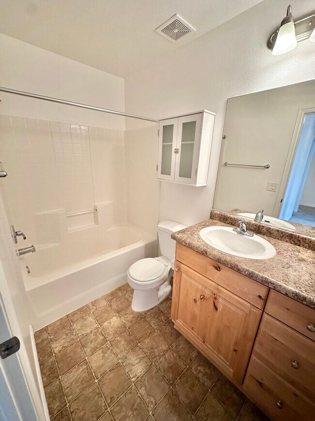 Building Photo - 3 Bedroom End Unit Townhome!