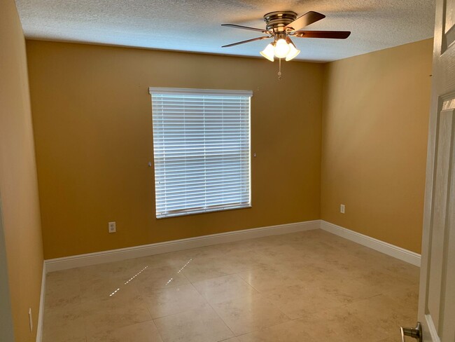 Building Photo - 4 Bedroom 2 bath CBS House with 2 car garage