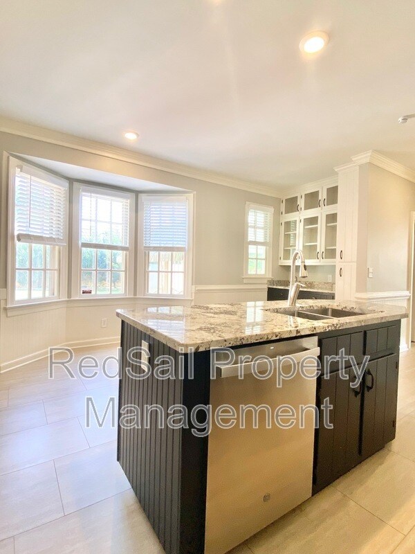 Building Photo - 3928 Oak Dr E