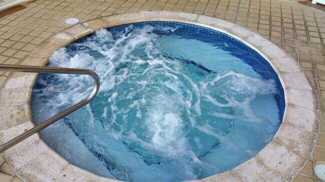 Building Photo - 2843 S Bayshore Dr