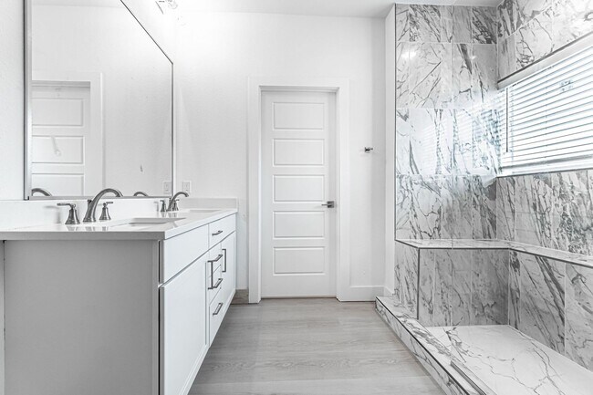 Building Photo - Welcome to the modern Townhomes in Bentonville