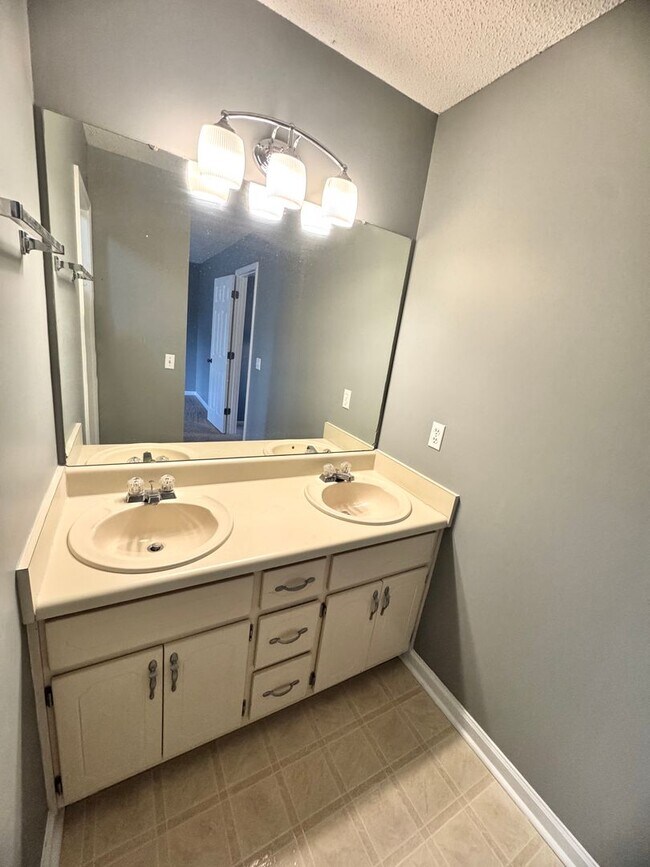 Building Photo - Available NOW -104 PIneridge