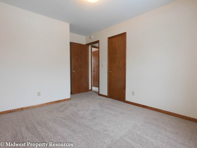Building Photo - Clean and Fresh 3 Bedroom/2 Bath home in L...