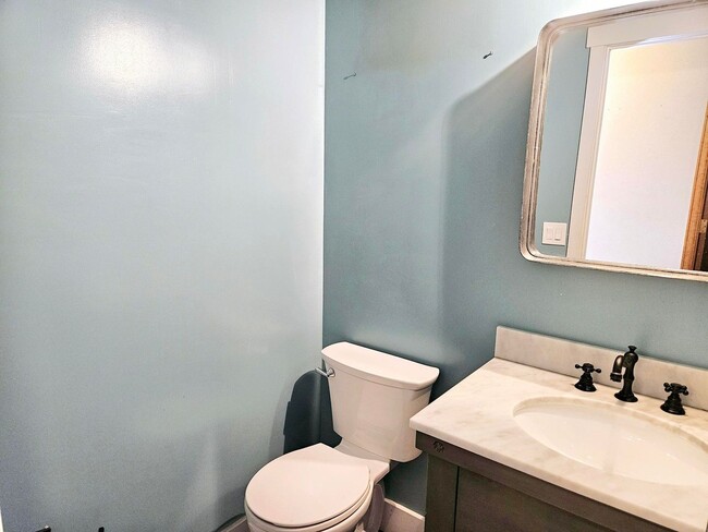Building Photo - Beautiful 5 Bedroom Home Near the Cherry C...