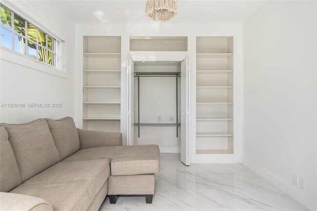 Building Photo - 345 Fairway Dr