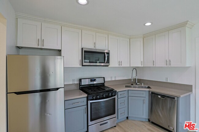 Building Photo - 1277 W 23rd St