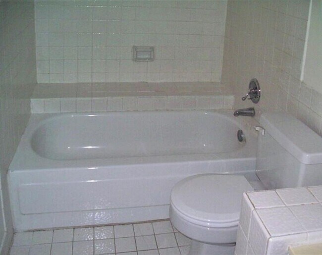 Building Photo - 2816 S Bartell Dr