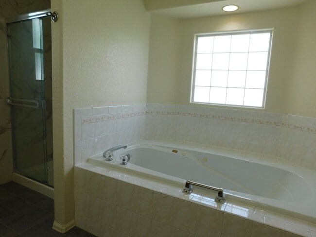 Building Photo - Spacious in Shadowbrook Sub-division