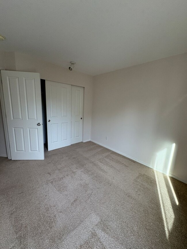 Building Photo - Available now- Beautiful like-new rental i...