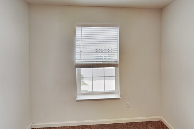 Building Photo - 2835 Strauss Ln