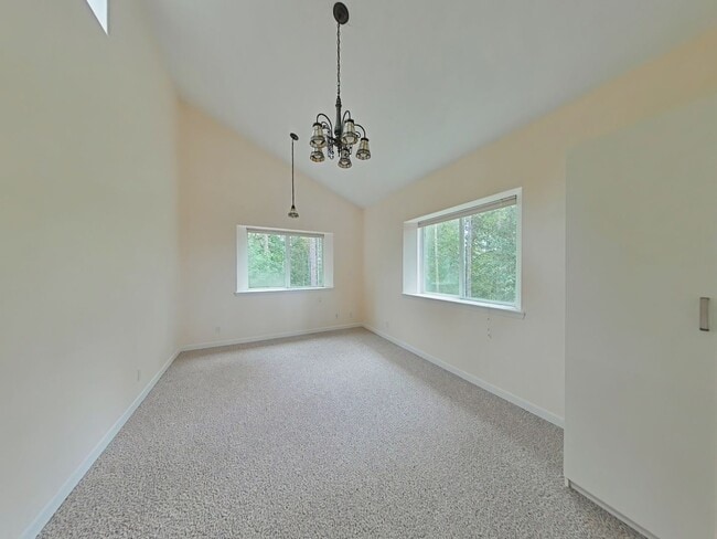 Building Photo - Huge 5 Bedroom Cabin-Style Home on 2+ Wood...