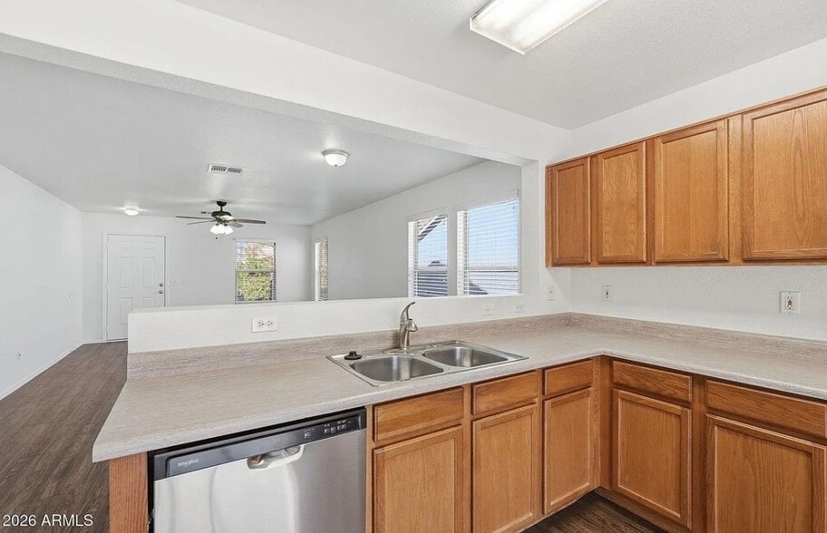 Building Photo - 211 E Valley View Dr