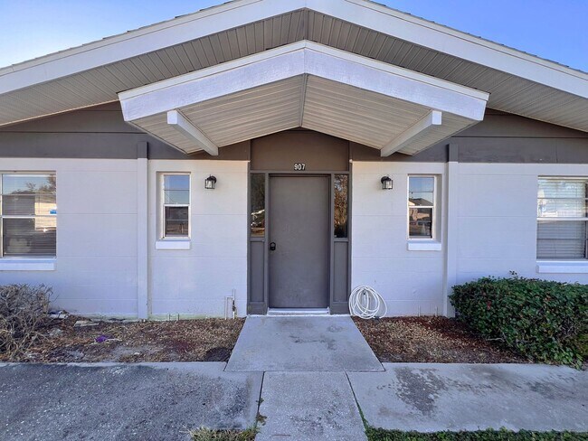 Building Photo - 907 Lake Jessie Dr