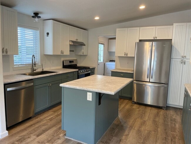 Building Photo - Remodeled Home Just Moments from Greenbank Farm!
