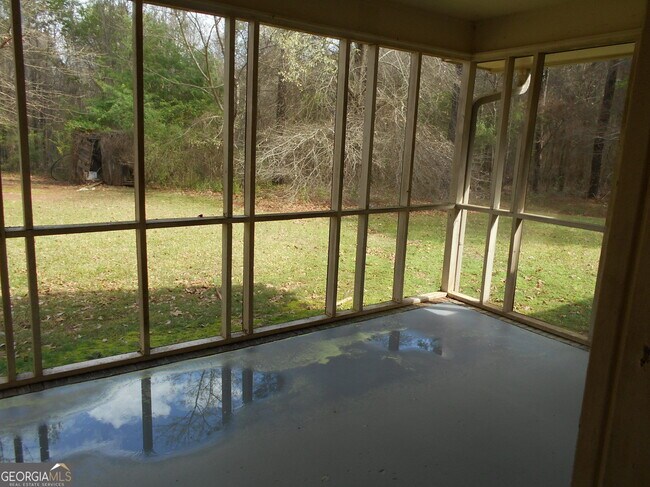 Building Photo - 551 Racetrack Rd