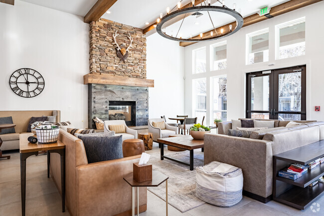 Clubhouse Lounge - Liberty Lake