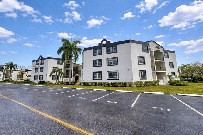 Building Photo - 9731 Fontainebleau Blvd