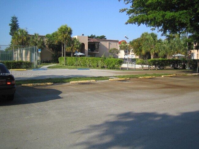 Building Photo - 10824 N Kendall Dr