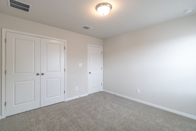 Building Photo - 544 View Dr