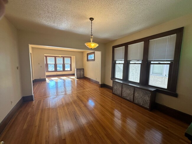 Building Photo - Main Floor Duplex in St. Paul, 3 bedrooms,...