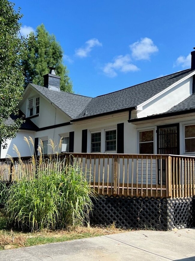 Building Photo - Home with 2 Bedrooms, 2 Baths with Bonus/C...