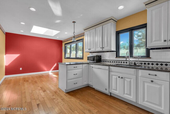 Building Photo - 691 Sussex Ct