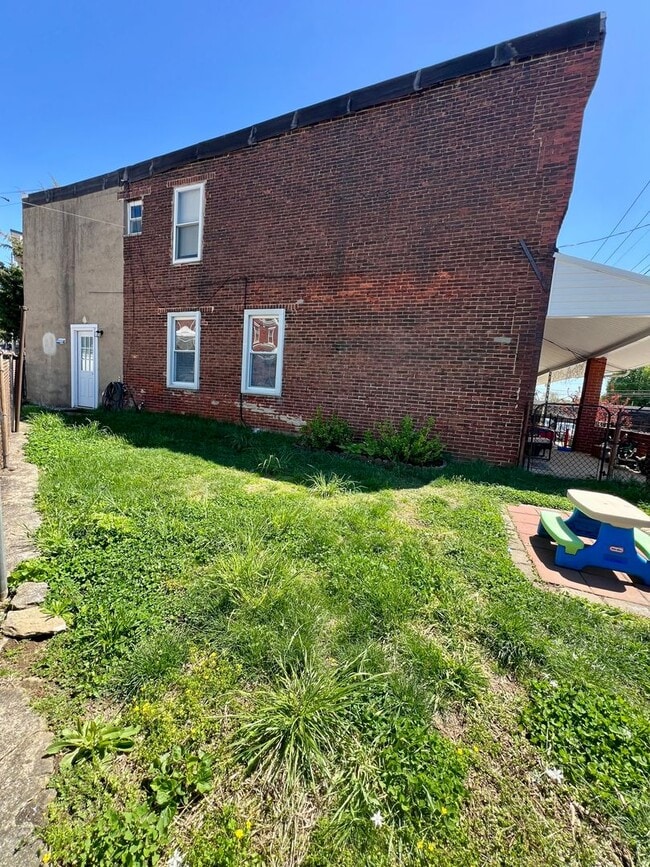 Building Photo - Gorgeous 3-Bedroom Townhome in East Falls! Available June 1st!