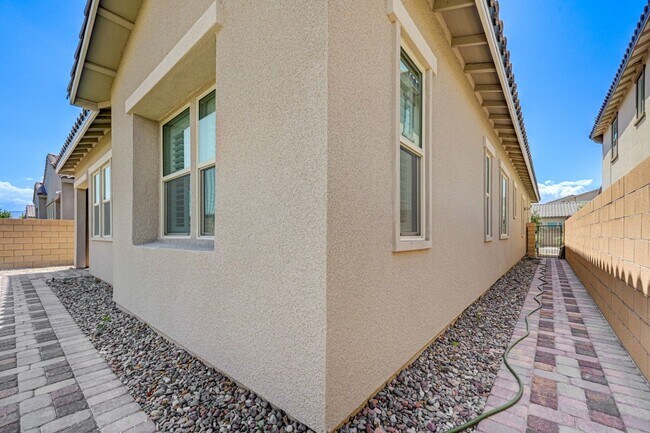 Building Photo - COMFY and NEW 3 Bedroom Home in Skye Canyon!