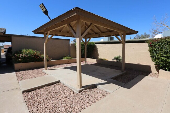 Building Photo - Beautifully Renovated 2-Bedroom Home in a ...