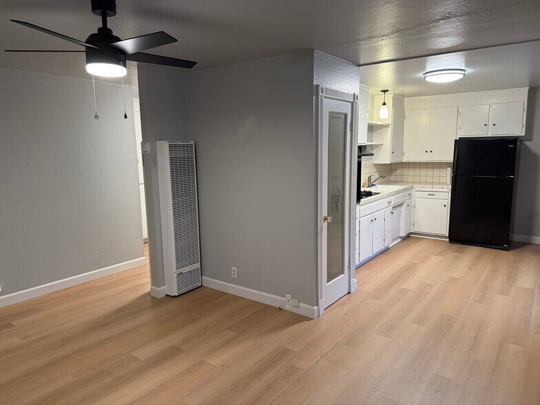 Building Photo - 1000 Figueroa St