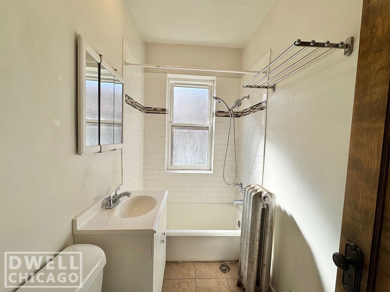 Building Photo - 1421 W Hutchinson St