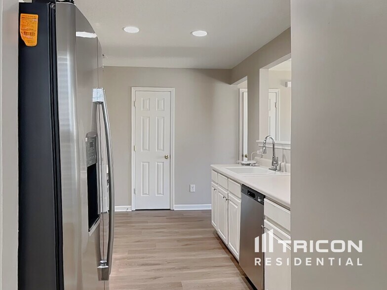 Building Photo - 8109 Bright Oak Trail