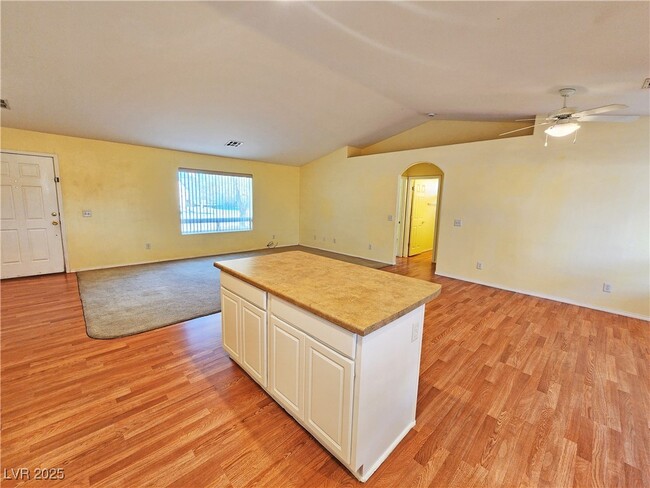 Building Photo - 960 Lone Pine Rd