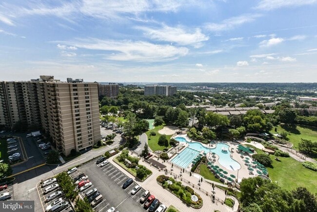 Building Photo - 205 Yoakum Pkwy