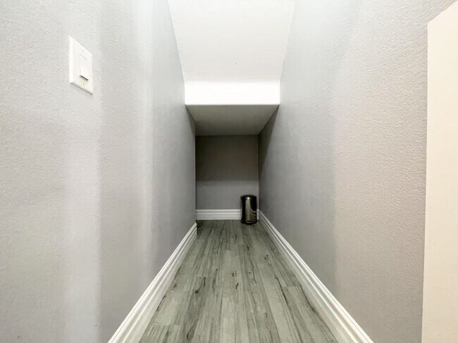 Building Photo - Welcome to a stunning 4-bedroom, 3-bath Home