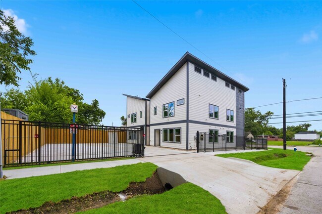 Building Photo - 7611 Lawn St